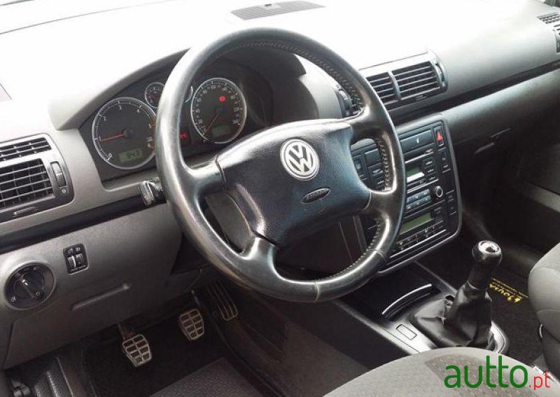 2009' Volkswagen Sharan 2.0 TDi BlueMotion photo #3