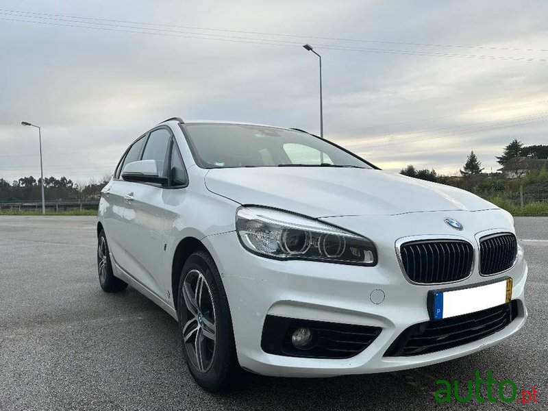 2017' BMW 225Xe Active Tourer photo #5