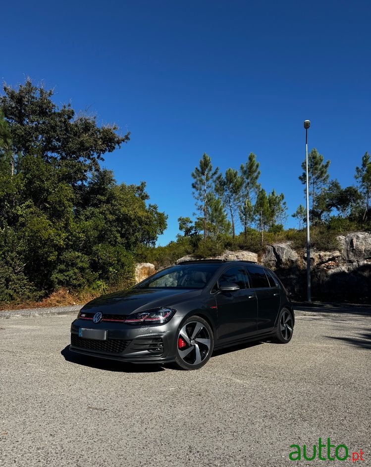 2019' Volkswagen Golf photo #1