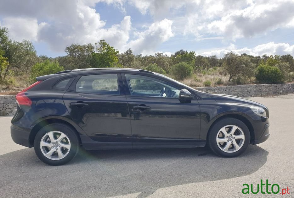 2015' Volvo V40 Cross Country photo #4