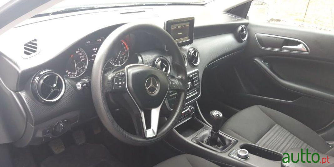 2015' Mercedes-Benz A-180 Revisões Na Marca photo #3
