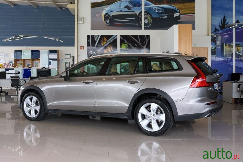 2020' Volvo V60 Cross Country photo #3
