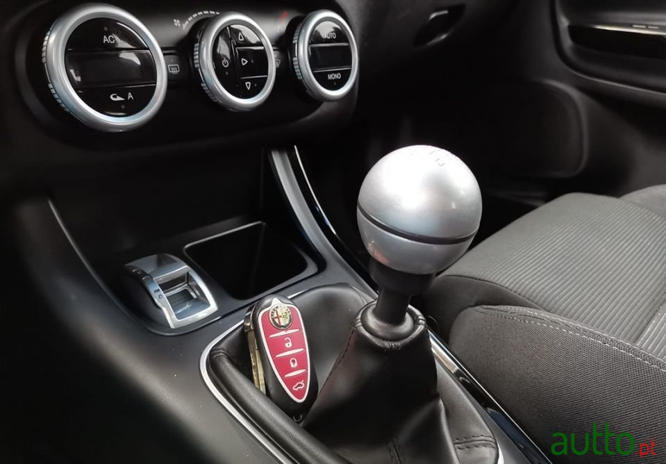 2012' Alfa Romeo Giulietta photo #3