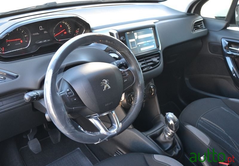 2014' Peugeot 208 photo #6