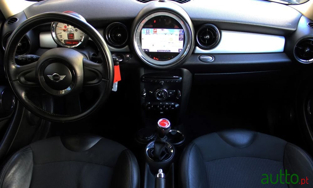 2011' MINI Clubman Cooper D photo #5