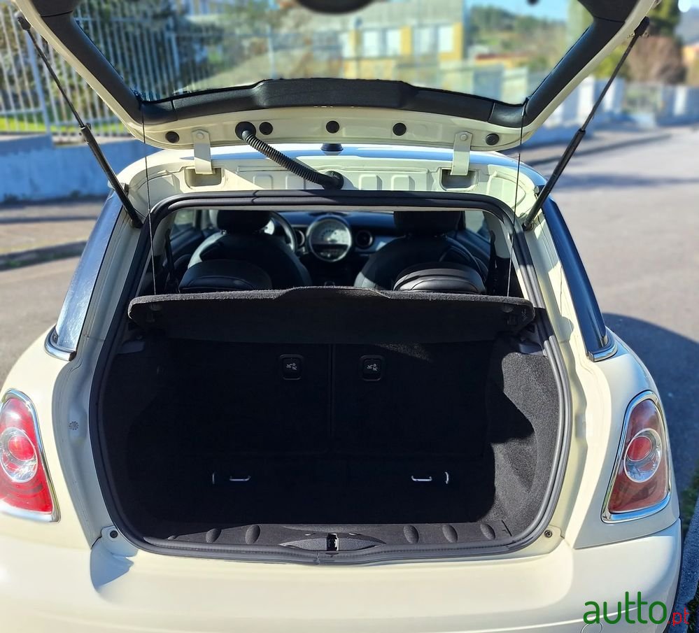 2011' MINI Cooper photo #5