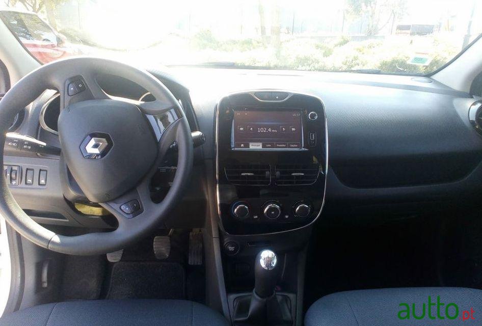 2015' Renault Clio Sport Tourer photo #3