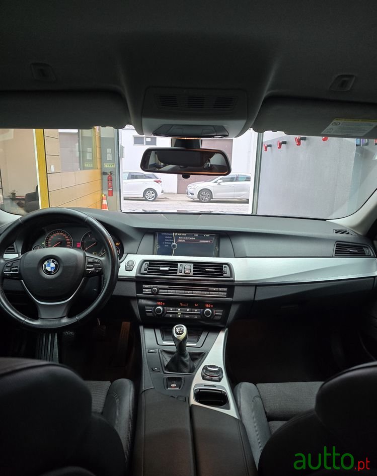 2010' BMW Série 5 D Pack M photo #6