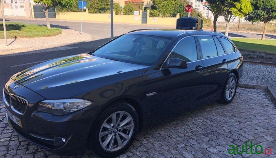 2011' BMW 520 Touring photo #4