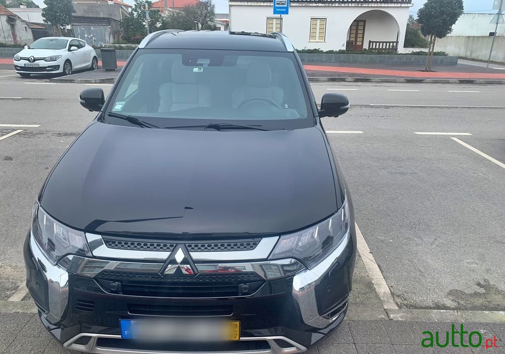 2019' Mitsubishi Outlander photo #2