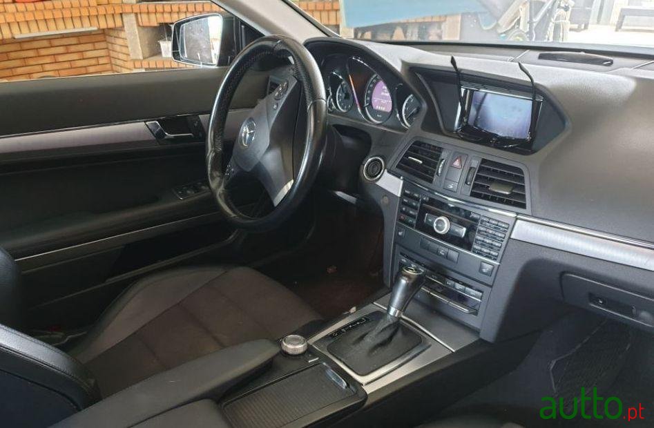 2011' Mercedes-Benz 220 Coupe photo #1