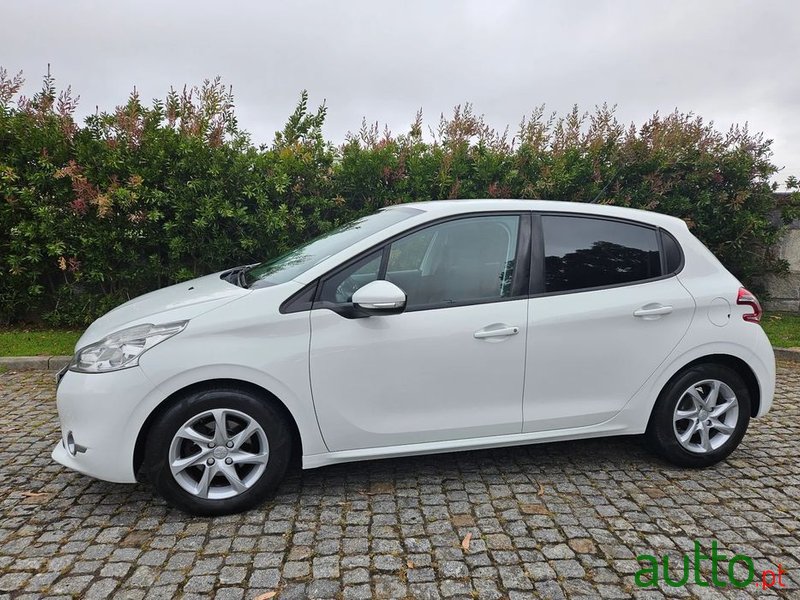 2013' Peugeot 208 photo #2