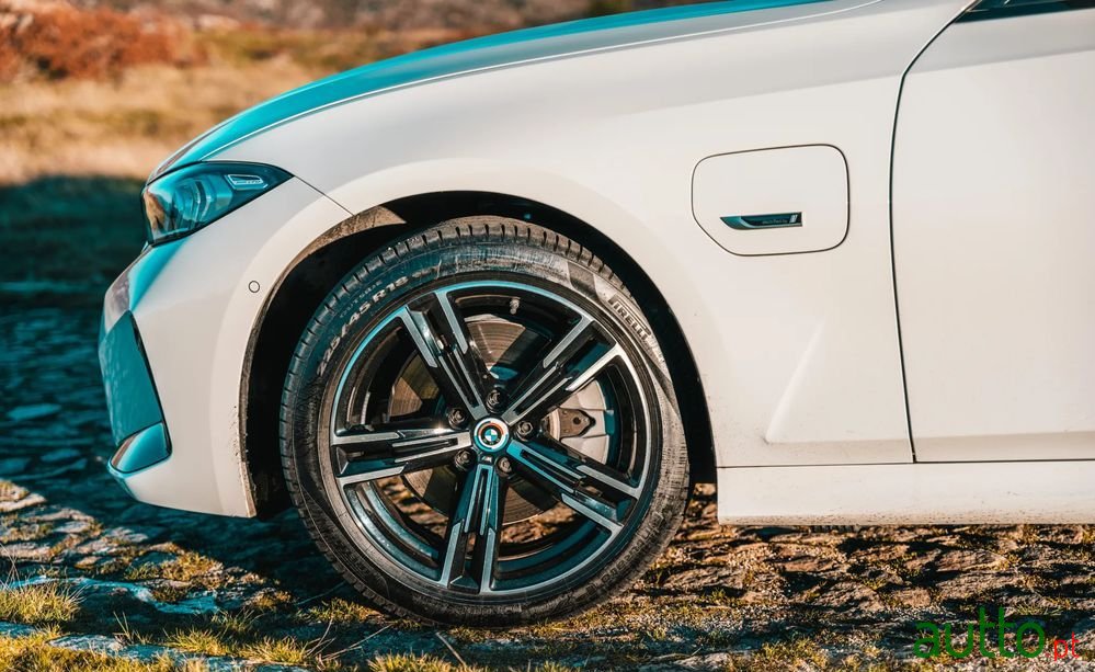 2022' BMW 330 E Pack M Auto photo #4