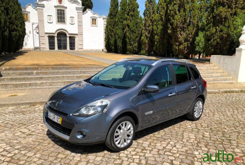 2011' Renault Clio Break photo #1