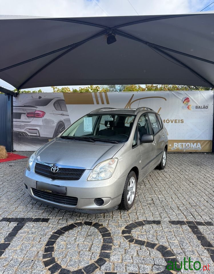 2002' Toyota Corolla Verso photo #2