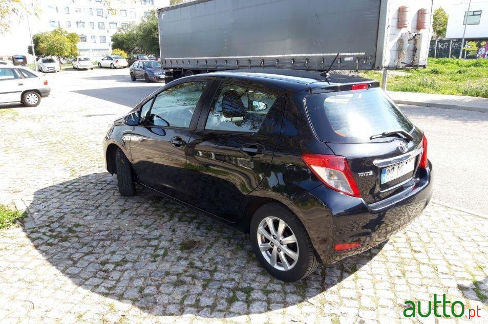 2011' Toyota Yaris photo #1