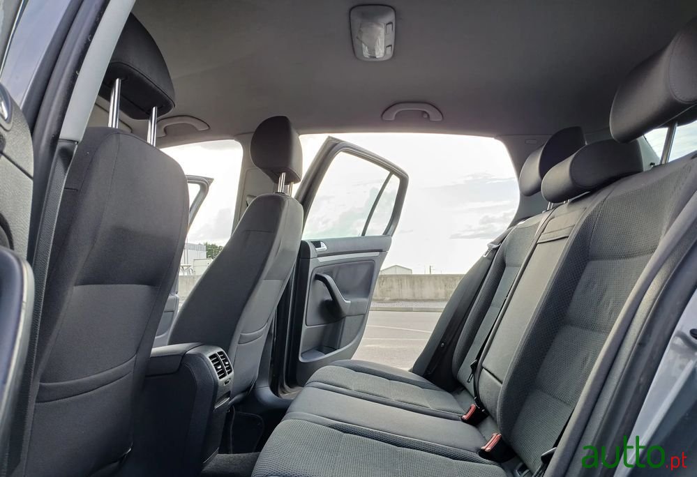 2005' Volkswagen Golf photo #6