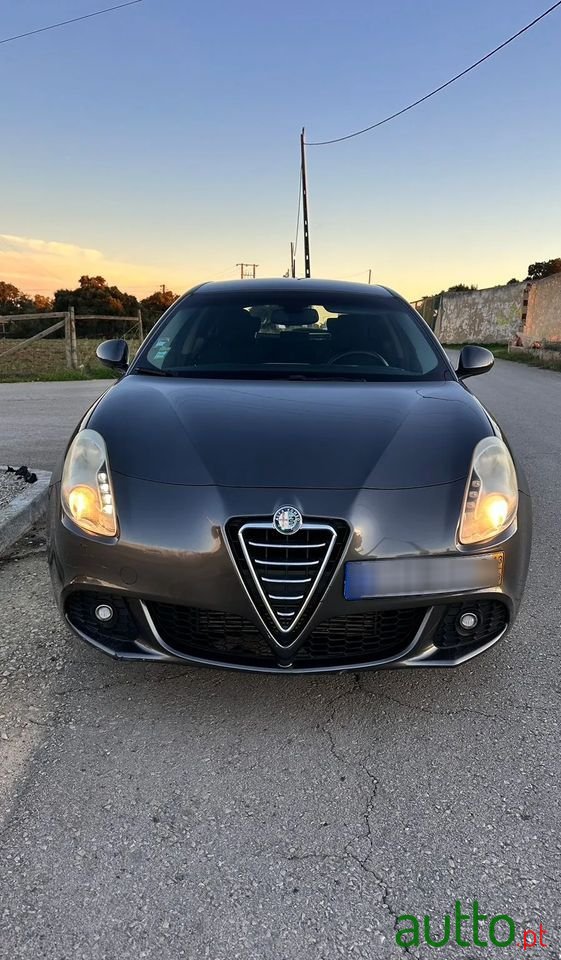 2013' Alfa Romeo Giulietta photo #1