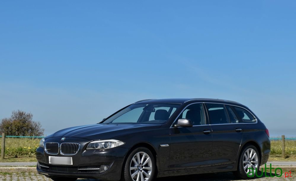 2011' BMW 520 Da Touring Executive photo #3