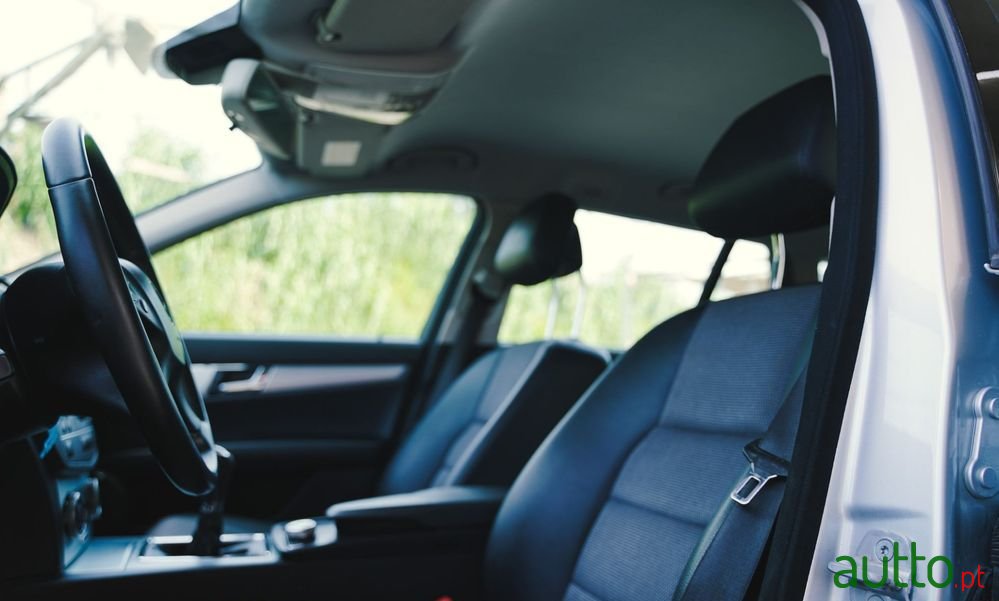 2010' Mercedes-Benz C 220 photo #6