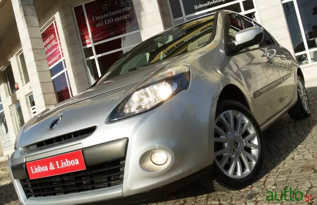 2011' Renault Clio photo #1