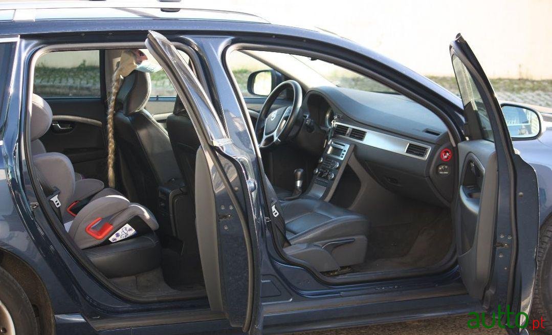2010' Volvo V70 photo #2