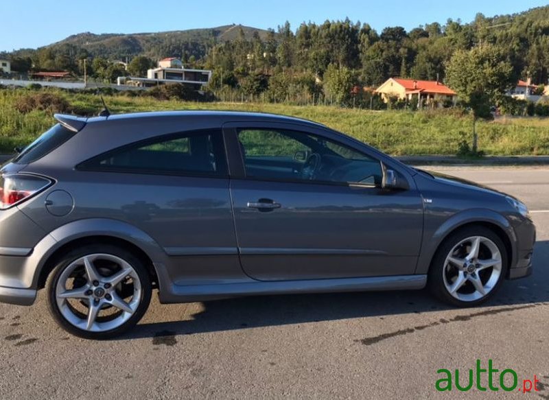 2005' Opel Astra Gtc photo #1