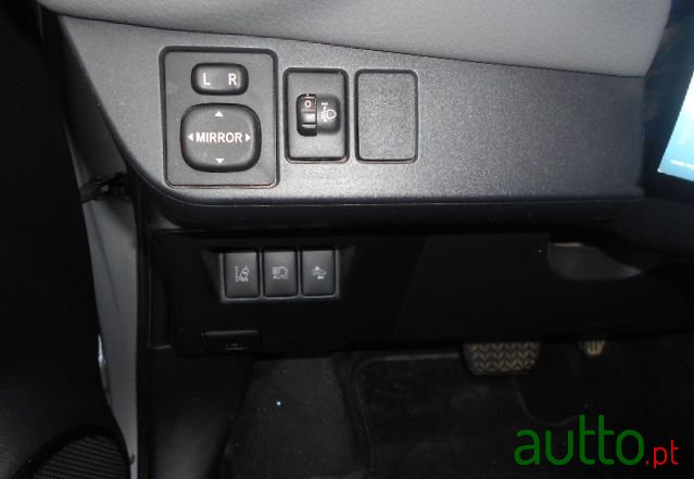 2017' Toyota Yaris photo #6