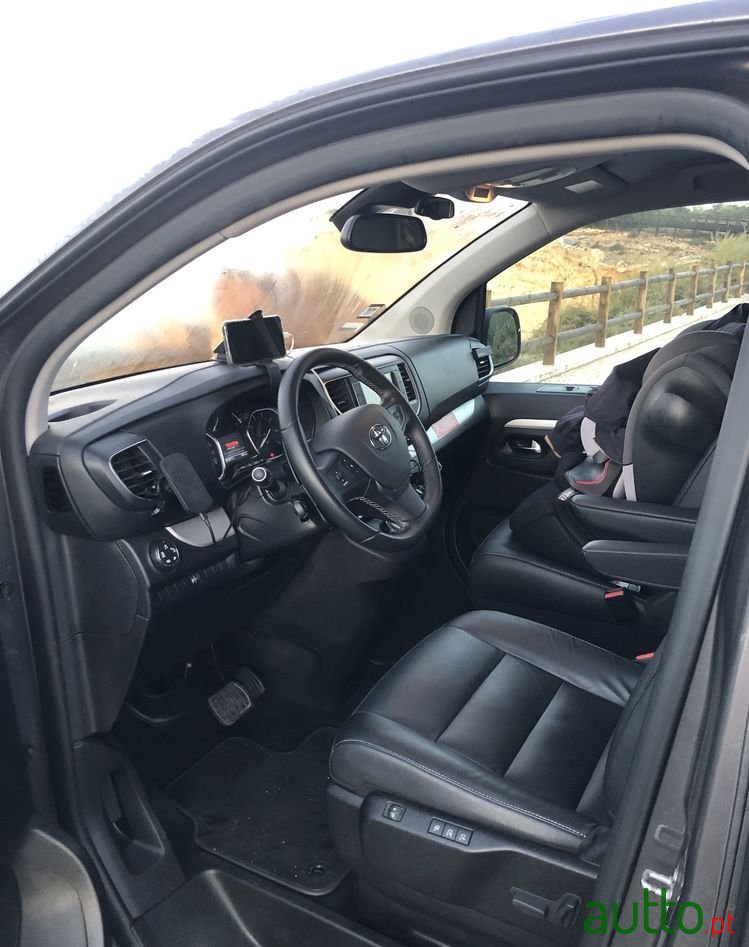 2023' Toyota ProAce Verso photo #2