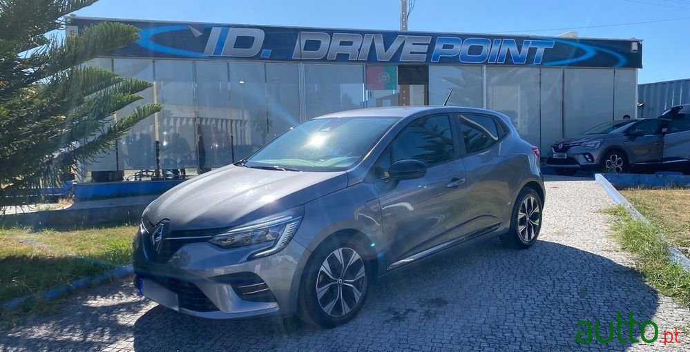 2023' Renault Clio photo #1