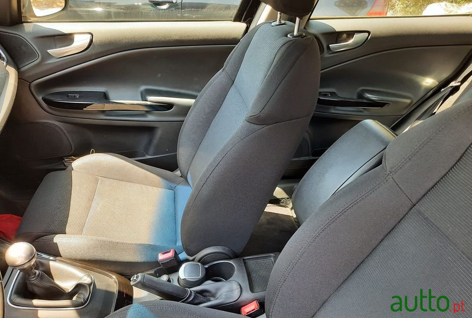 2013' Alfa Romeo Giulietta photo #5