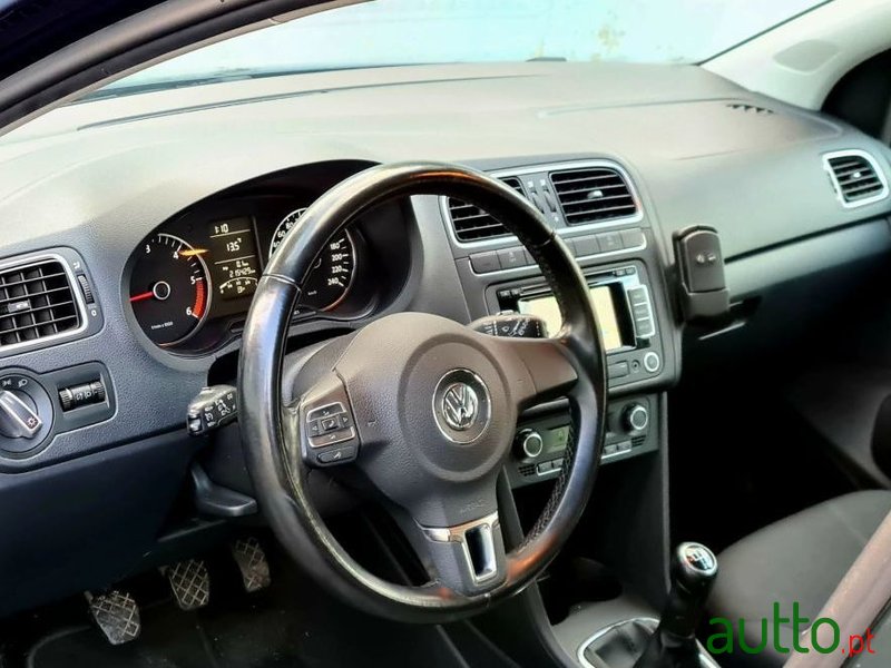 2011' Volkswagen Polo photo #5