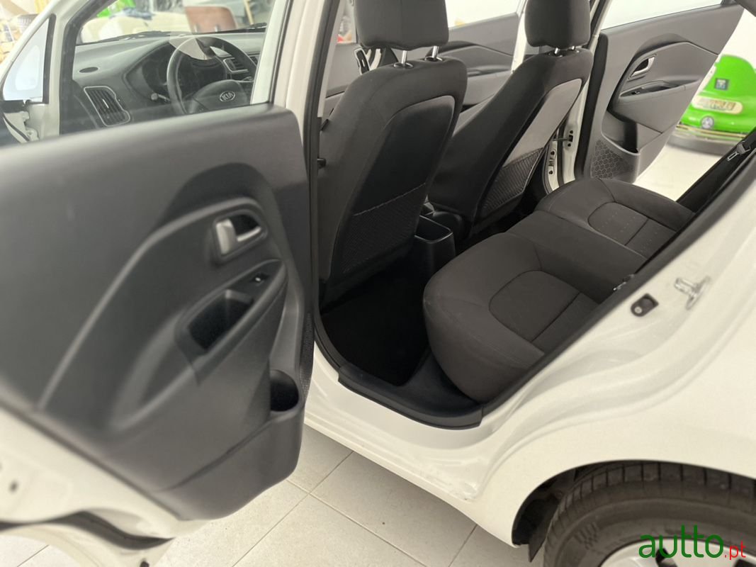 2015' Kia Rio photo #4