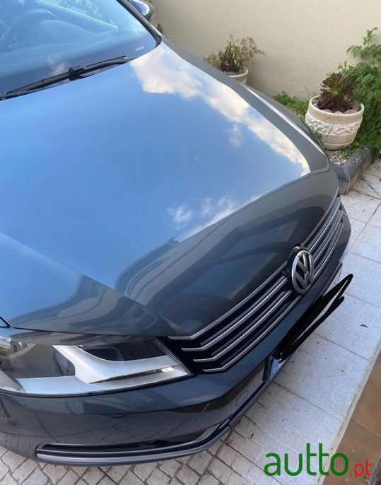 2011' Volkswagen Passat photo #3