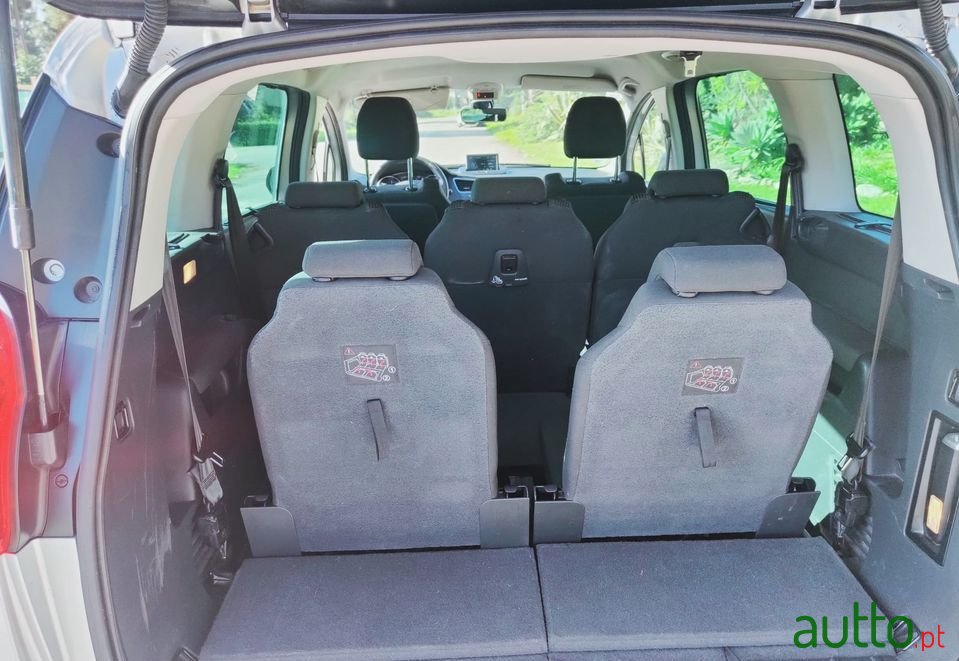 2013' Peugeot 5008 photo #6