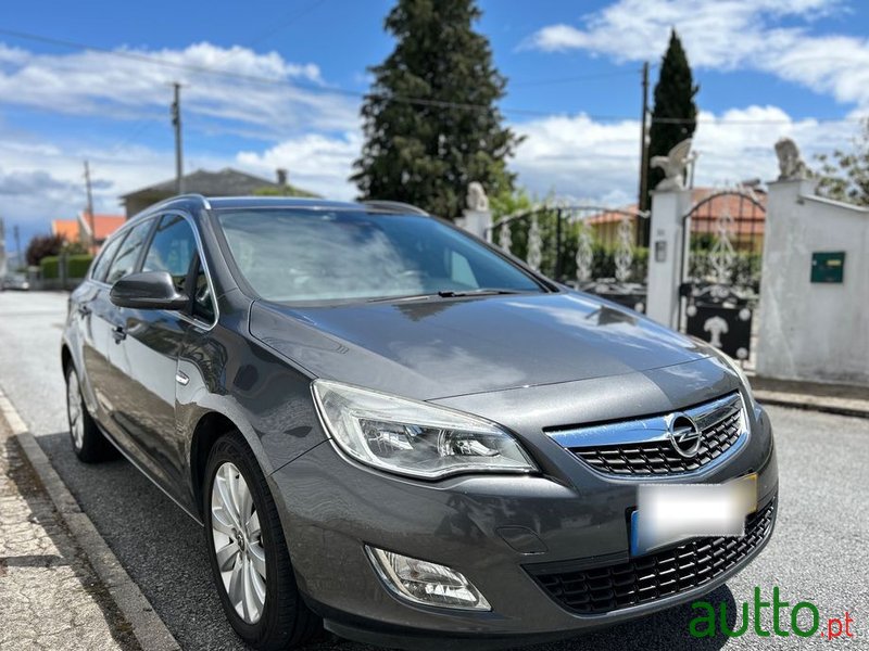 2012' Opel Astra Sports Tourer photo #1