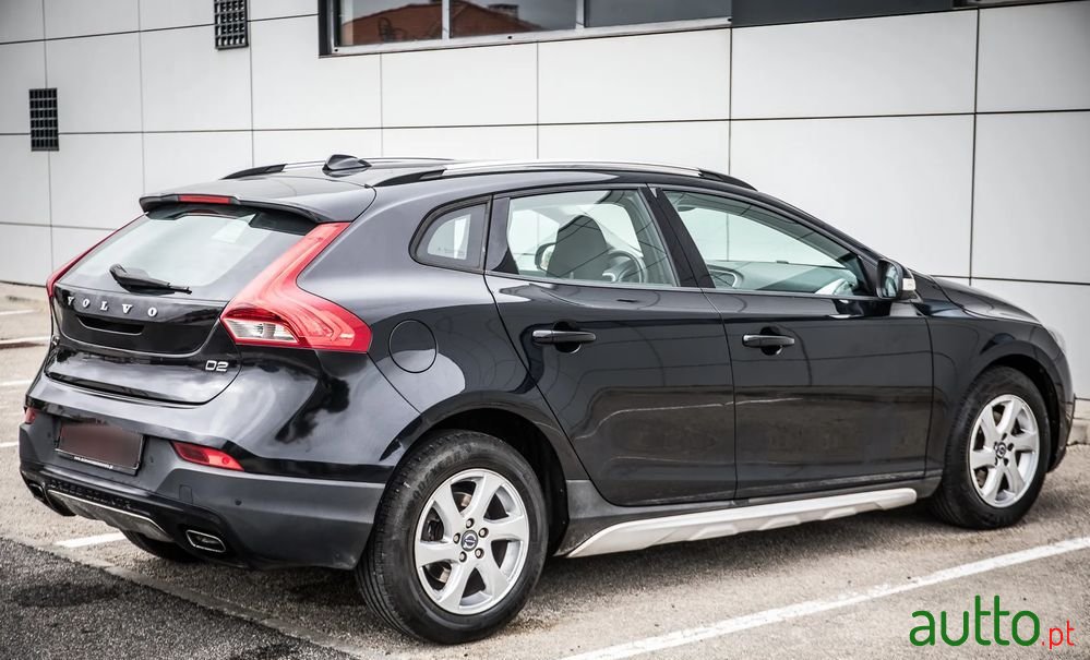 2015' Volvo V40 Cross Country photo #1