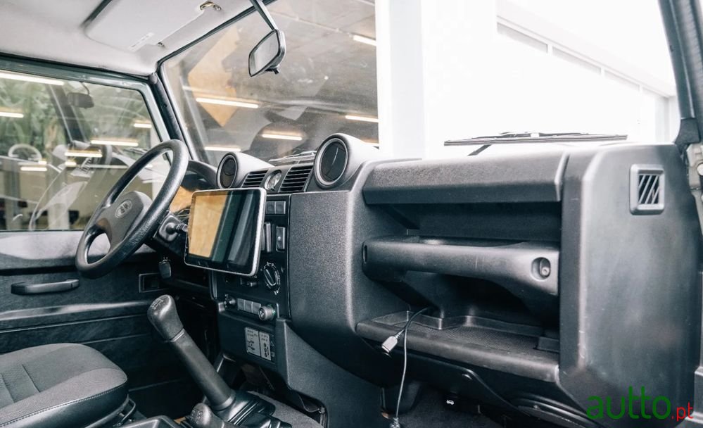 2011' Land Rover Defender photo #4