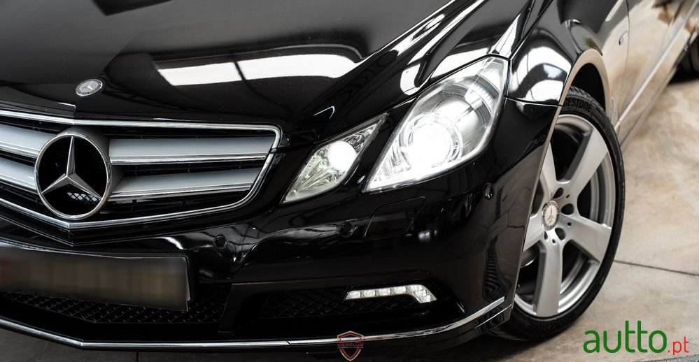 2011' Mercedes-Benz Classe E photo #3