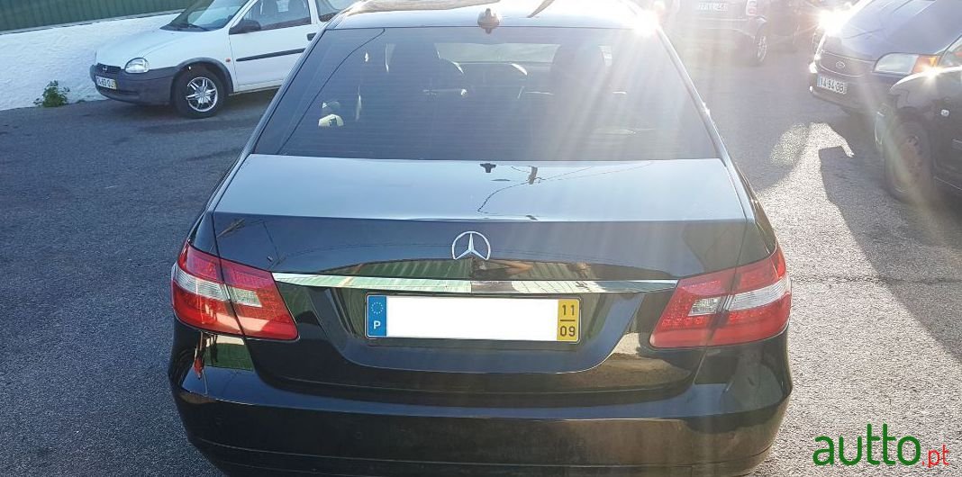 2011' Mercedes-Benz E-200 photo #3