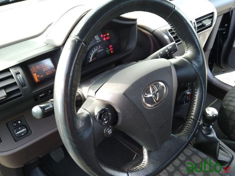 2011' Toyota iQ 1.4 D-4D photo #3