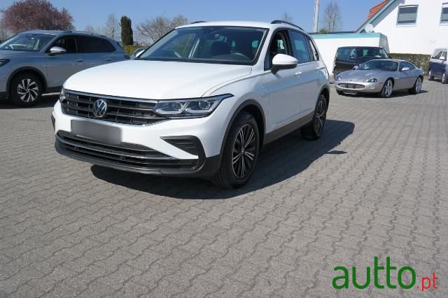 2023' Volkswagen Tiguan photo #1