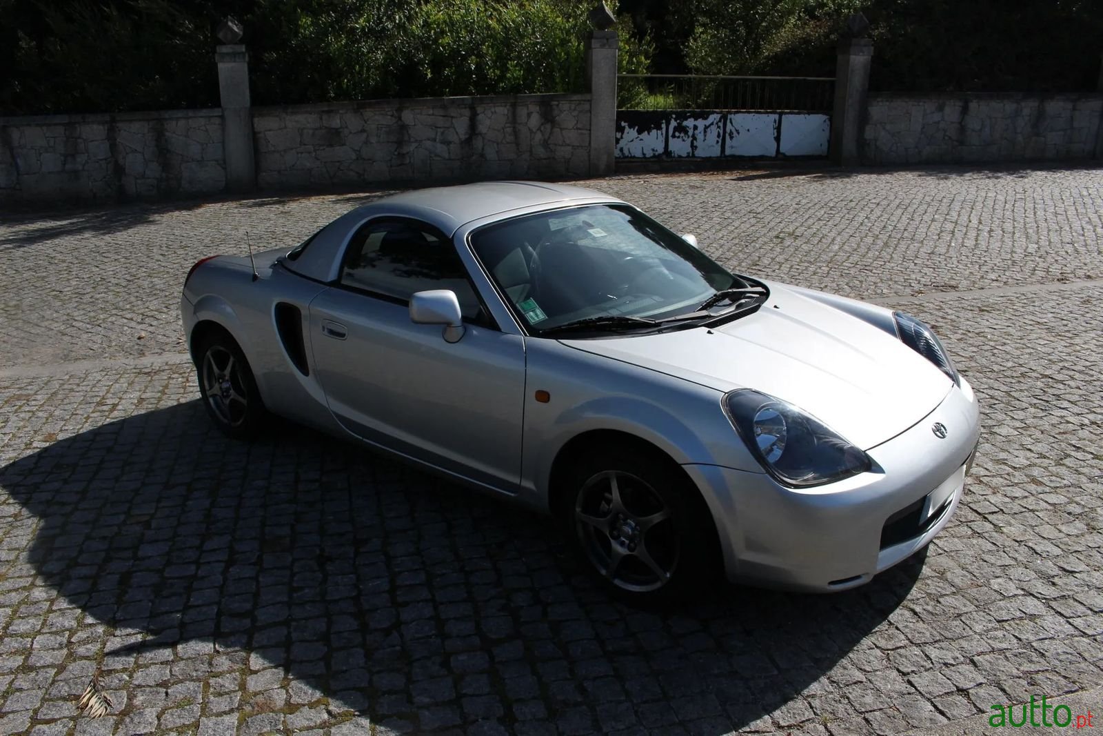 2000' Toyota MR2 photo #2