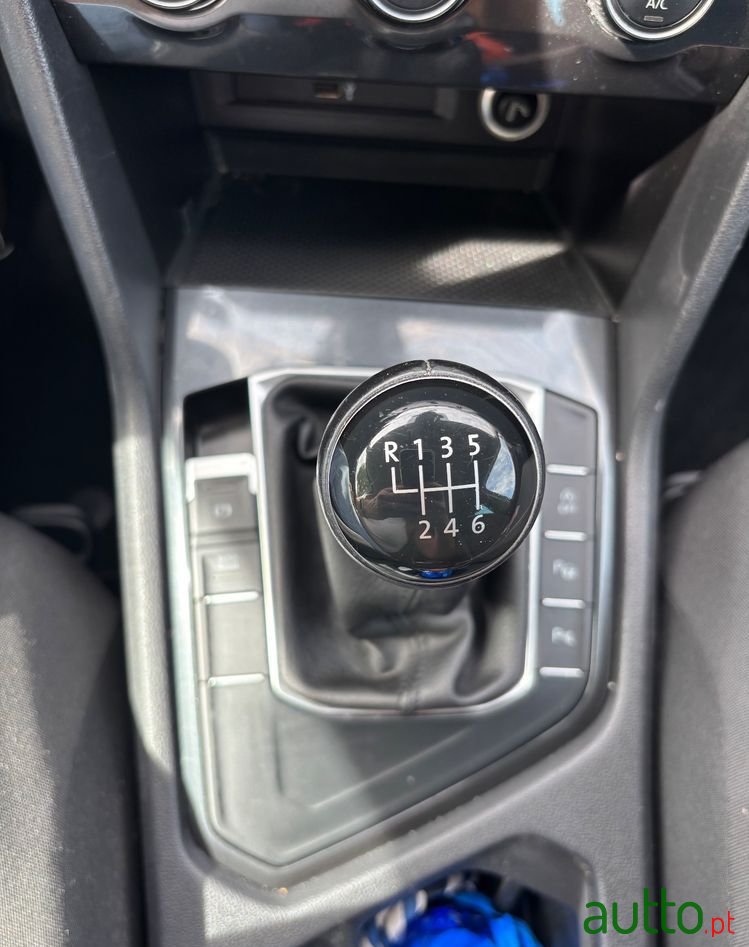 2020' Volkswagen Tiguan photo #3