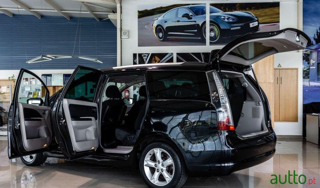 2008' Mitsubishi Grandis photo #1