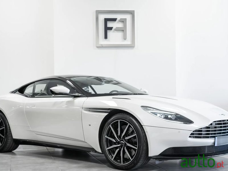 2019' Aston Martin DB11 Coupé photo #2