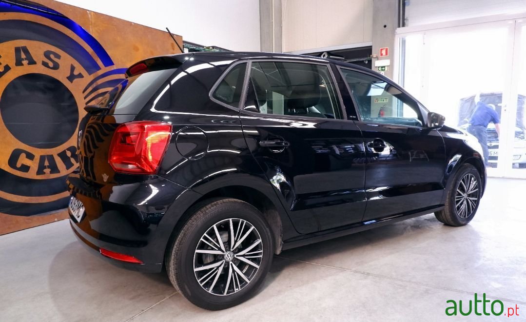 2010' Volkswagen Polo photo #3