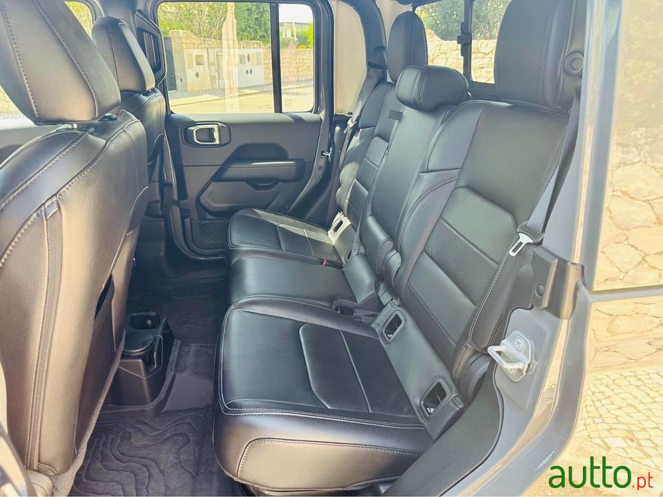 2021' Jeep Gladiator photo #3