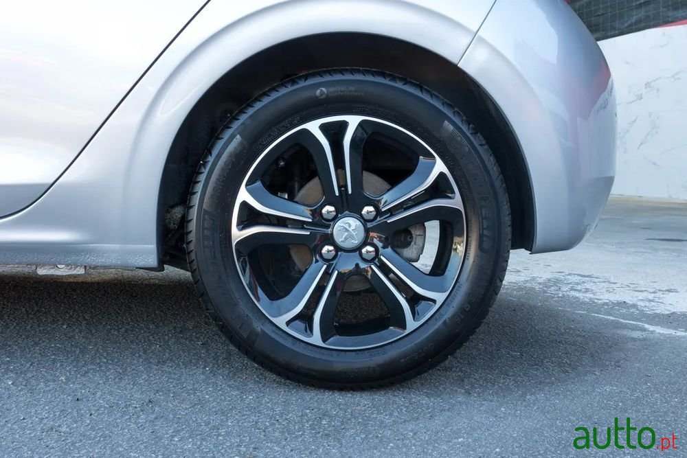 2015' Peugeot 208 photo #5