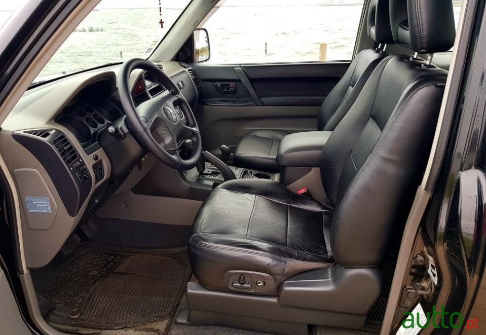 2004' Mitsubishi Pajero photo #2
